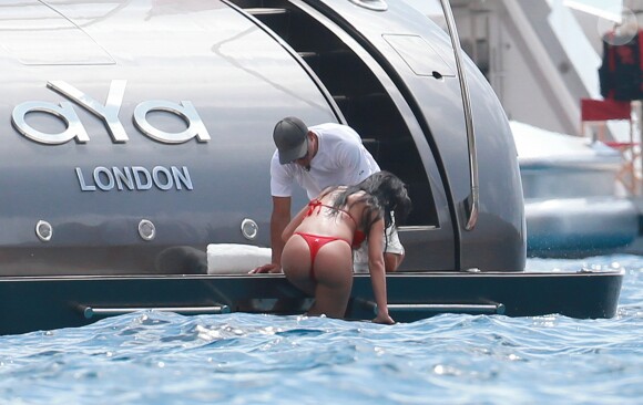 Exclusif - Cristiano Ronaldo et sa compagne Georgina Rodriguez, enceinte, lors d'une escapade en amoureux sur un yacht au large de l'île d'Ibiza, le 25 juillet 2017.