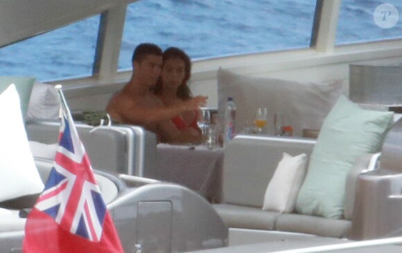 Exclusif - Cristiano Ronaldo et sa compagne Georgina Rodriguez, enceinte, lors d'une escapade en amoureux sur un yacht au large de l'île d'Ibiza, le 25 juillet 2017.