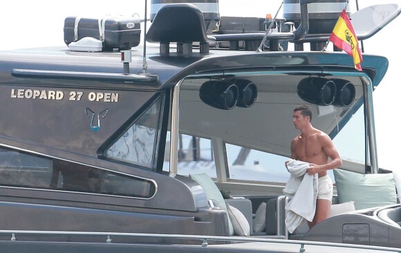 Exclusif - Cristiano Ronaldo et sa compagne Georgina Rodriguez, enceinte, lors d'une escapade en amoureux sur un yacht au large de l'île d'Ibiza, le 25 juillet 2017.