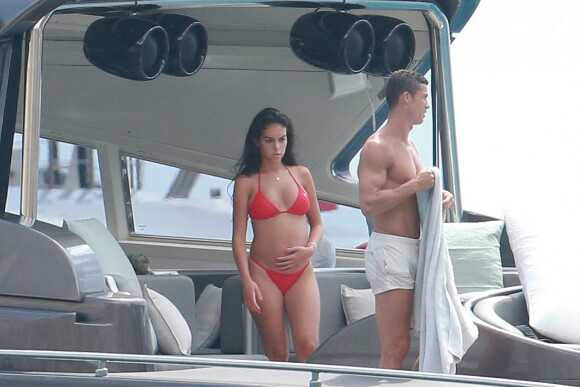 Exclusif - Cristiano Ronaldo et sa compagne Georgina Rodriguez, enceinte, lors d'une escapade en amoureux sur un yacht au large de l'île d'Ibiza, le 25 juillet 2017.