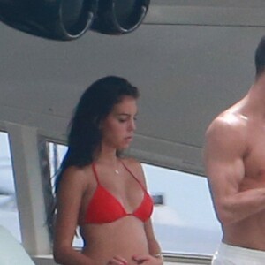 Exclusif - Cristiano Ronaldo et sa compagne Georgina Rodriguez, enceinte, lors d'une escapade en amoureux sur un yacht au large de l'île d'Ibiza, le 25 juillet 2017.