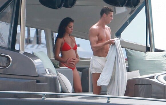 Exclusif - Cristiano Ronaldo et sa compagne Georgina Rodriguez, enceinte, lors d'une escapade en amoureux sur un yacht au large de l'île d'Ibiza, le 25 juillet 2017.