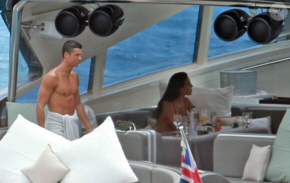 Exclusif - Cristiano Ronaldo et sa compagne Georgina Rodriguez, enceinte, lors d'une escapade en amoureux sur un yacht au large de l'île d'Ibiza, le 25 juillet 2017.