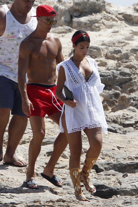 Cristiano Ronaldo en vacances avec sa compagne Georgina Rodriguez enceinte se baladent à Formentera le 11 juillet 2017.