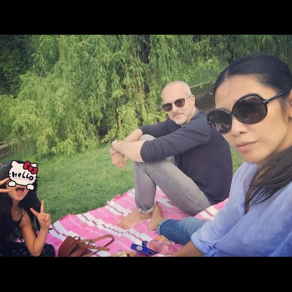 Anggun, sa fille Kirana et Christian Kretschmar en plein pique-nique.