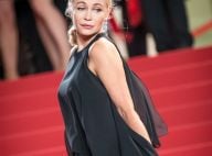 Emmanuelle Béart a 54 ans : elle affiche ses formes et joue avec la transparence