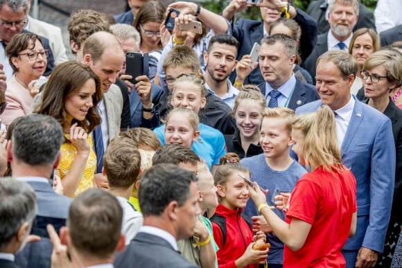 Le prince William, duc de Cambridge et Catherine Kate Middleton, duchesse de Cambridge en visite au marché traditionnel de Heidelberg, le 20 juillet 2017.
