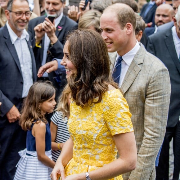 Le prince William, duc de Cambridge et Catherine Kate Middleton, duchesse de Cambridge en visite au marché traditionnel de Heidelberg, le 20 juillet 2017.