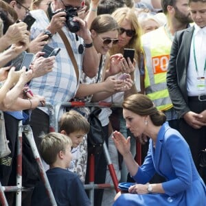 Le prince William, duc de Cambridge et Catherine (Kate) Middleton, duchesse de Cambridge, visitent la Porte de Brandebourg en compagnie de Michael Müller (Bourgmestre-gouverneur de Berlin) et sa fille Nina. Berlin, le 19 juillet 2017. © Future-Image via Zuma Press/Bestimage