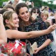 Catherine, la Duchess de Cambridge, prend un selfie à Ottawa, en juin 2011.