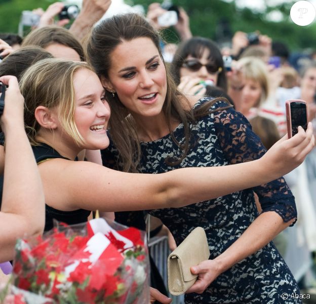 Catherine, la Duchess de Cambridge, prend un selfie à Ottawa, en juin 2011.