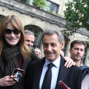 L'ancien président Nicolas Sarkozy et sa femme Carla Bruni-Sarkozy votent pour le second tour des élections présidentielles au lycée La Fontaine à Paris le 7 mai 2017.