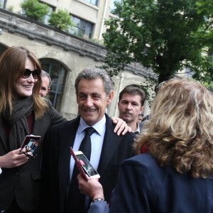 L'ancien président Nicolas Sarkozy et sa femme Carla Bruni-Sarkozy votent pour le second tour des élections présidentielles au lycée La Fontaine à Paris le 7 mai 2017.