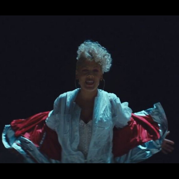 La chanteuse Pink - Extrait du clip What About Us