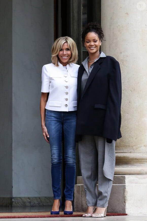 Brigitte Macron (Trogneux) raccompagne la chanteuse Rihanna sur le perron du palais de l'Elysée, où elle a été reçue par le président, à Paris, le 26 juillet 2017 © Stéphane Lemouton / Bestimage