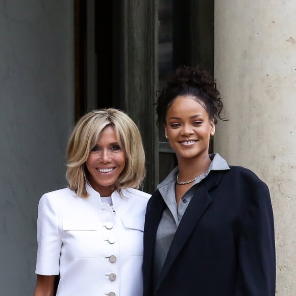 Brigitte Macron (Trogneux) raccompagne la chanteuse Rihanna sur le perron du palais de l'Elysée, où elle a été reçue par le président, à Paris, le 26 juillet 2017 © Stéphane Lemouton / Bestimage