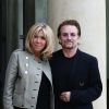 Brigitte Macron (Trogneux) raccompagne le chanteur Bono, co-fondateur de l'organisation ONE après son entretien avec le président de la République au palais de l'Elysée à Paris, le 24 juillet 2017. © Stéphane Lemouton/Bestimage