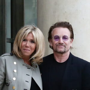 Brigitte Macron (Trogneux) raccompagne le chanteur Bono, co-fondateur de l'organisation ONE après son entretien avec le président de la République au palais de l'Elysée à Paris, le 24 juillet 2017. © Stéphane Lemouton/Bestimage