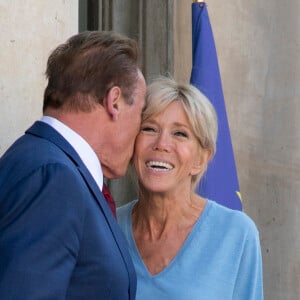 Le Première dame Brigitte Macron (Trogneux) raccompagne l'ancien gouverneur de Californie et acteur Arnold Schwarzenegger - Le président de la République française a reçu l'ancien gouverneur de Californie et acteur au palais l'Elysée à Paris, France, le 23 juin 2017. © Pierre Perusseau/Bestimage