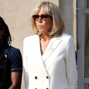 Le président de la République Emmanuel Macron et sa femme Brigitte Macron (Trogneux) reçoivent l'équipe de football féminine de l'Olympique lyonnais au Palais de l'Elysée à Paris, le 20 juin 2017. © Dominique Jacovides/Bestimage