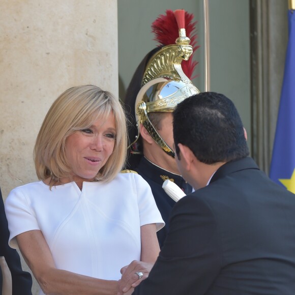 Le président de la République française Emmanuel Macron et sa femme, la première dame Brigitte Macron (Trogneux) raccompagnent après un entretien le président du Guatemala Jimmy Morales et sa femme, la première dame Hilda Patricia Morales au palais de l'Elysée à Paris, le 8 juin 2017. © Giancarlo Gorassini/Bestimage