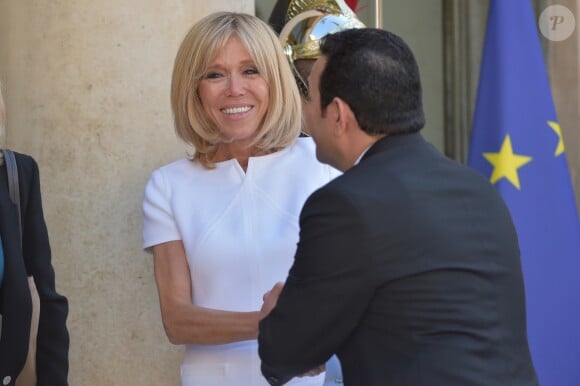 Le président de la République française Emmanuel Macron et sa femme, la première dame Brigitte Macron (Trogneux) raccompagnent après un entretien le président du Guatemala Jimmy Morales et sa femme, la première dame Hilda Patricia Morales au palais de l'Elysée à Paris, le 8 juin 2017. © Giancarlo Gorassini/Bestimage