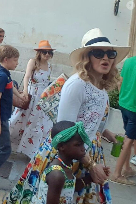 Madonna se balade avec ses enfants David Banda, Estere et Stelle dans les rues de Lecce en Italie, le 17 août 2017.