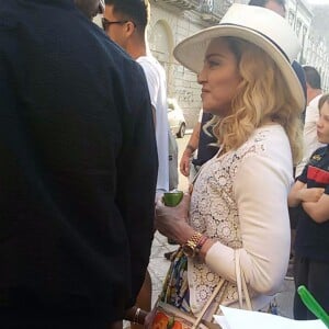 Madonna se balade avec ses enfants David Banda, Estere et Stelle dans les rues de Lecce en Italie, le 17 août 2017.