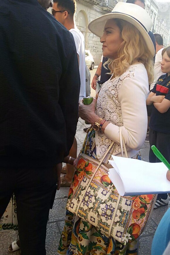 Madonna se balade avec ses enfants David Banda, Estere et Stelle dans les rues de Lecce en Italie, le 17 août 2017.