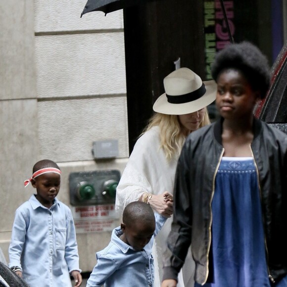 Exclusif - Madonna sort d' un centre de la Kabbale en compagnie de ses enfants Mercy James , Estere et Stelle Le 17 Juin 2017.