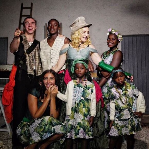 Madonna publie pour la première fois une famille de famille, entourée de six enfants, à l'occasion de son 59e anniversaire. Instagram, 18 août 2017.