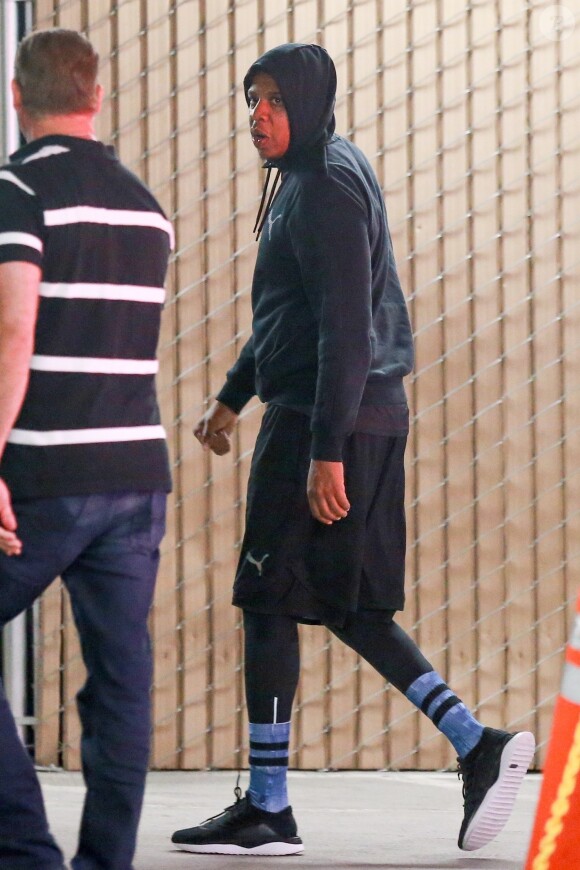 Exclusif - Jay Z se rend à son cours de gym avec son garde du corps à Santa Monica, le 11 août 2017.