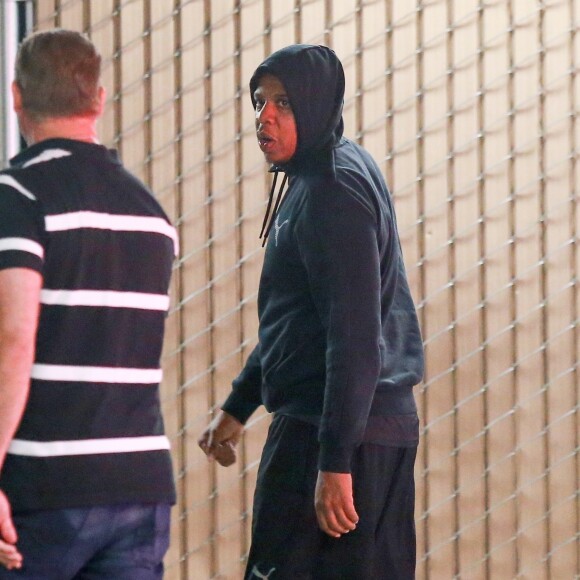 Exclusif - Jay Z se rend à son cours de gym avec son garde du corps à Santa Monica, le 11 août 2017.