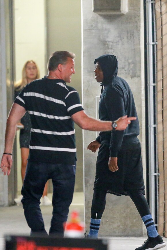 Exclusif - Jay Z se rend à son cours de gym avec son garde du corps à Santa Monica, le 11 août 2017.