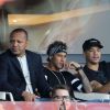 Neymar Jr entouré de son père Neymar da Silva Sr et de son ami Jô Amancio regardant depuis les tribunes le premier match de la saison 2017-2018 de Ligue 1 Paris Saint-Germain (PSG) contre Amiens (ASC) au parc des princes à Paris, le 5 août 2017.© Giancarlo Gorassini/Bestimage