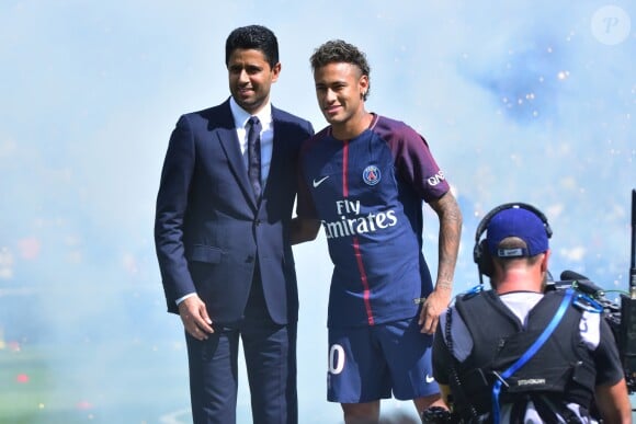 Neymar Jr et le président du PSG Nasser Al-Khelaifi lors de sa présentation au public au stade du parc des princes à Paris, le 5 août 2017. © Giancarlo Gorassini/Bestimage