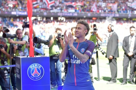 Neymar Jr lors de sa présentation au public au stade du parc des princes à Paris, le 5 août 2017 © Giancarlo Gorassini/Bestimage