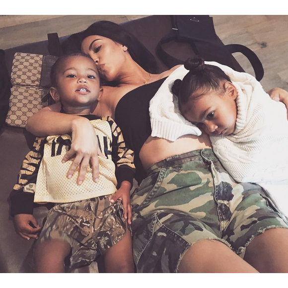 Photo de Kim Kardashian et ses enfants, Saint et North West. Août 2017.