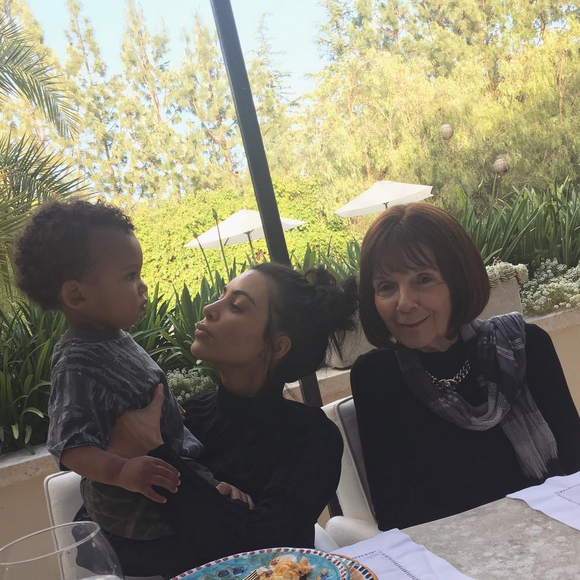 Photo de Kim Kardashian, son fils Saint et sa grand-mère, MJ. Juin 2017.
