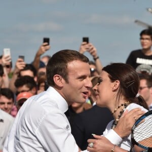 Marion Bartoli partage un tennis avec Emmanuel Macron lors de la visite du président de la République sur le pont Alexandre III pour la candidature de Paris aux Jeux olympiques 2024.