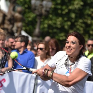 Marion Bartoli partage un tennis avec Emmanuel Macron lors de la visite du président de la République sur le pont Alexandre III pour la candidature de Paris aux Jeux olympiques 2024.