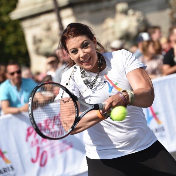 Marion Bartoli partage un tennis avec Emmanuel Macron lors de la visite du président de la République sur le pont Alexandre III pour la candidature de Paris aux Jeux olympiques 2024.