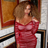 Photo de Beyoncé, habillée d'un peignoir en velours Bouguessa, d'une robe House of CB et de sandales Saint Laurent. Août 2017.