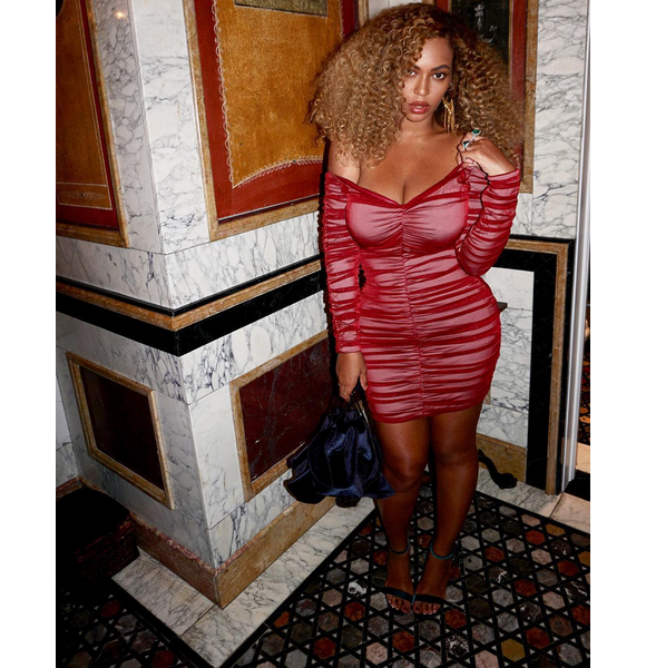Photo de Beyoncé, habillée d'un peignoir en velours Bouguessa, d'une robe House of CB et de sandales Saint Laurent. Août 2017.
