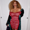 Photo de Beyoncé, habillée d'un peignoir en velours Bouguessa, d'une robe House of CB et de sandales Saint Laurent. Août 2017.