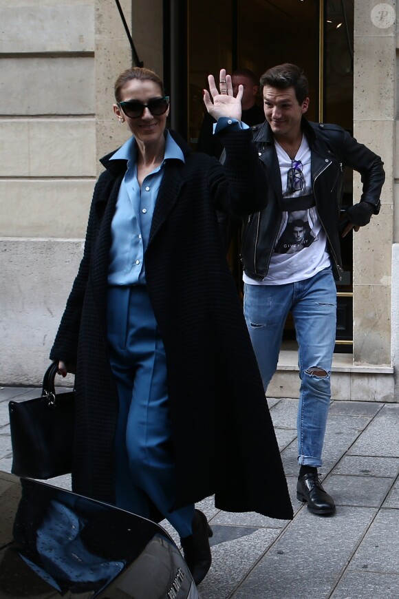 Exclusif - Céline Dion et son danseur Pepe Munoz sont allés déjeuner au restaurant italien Paparazzi au square de l'Opéra-Louis Jouvet et sont ensuite allés faire du shopping chez Dior avenue Montaigne et chez Balmain rue François 1er avant de revenir à l'hôtel Royal Monceau à Paris, France, le 8 août 2017.