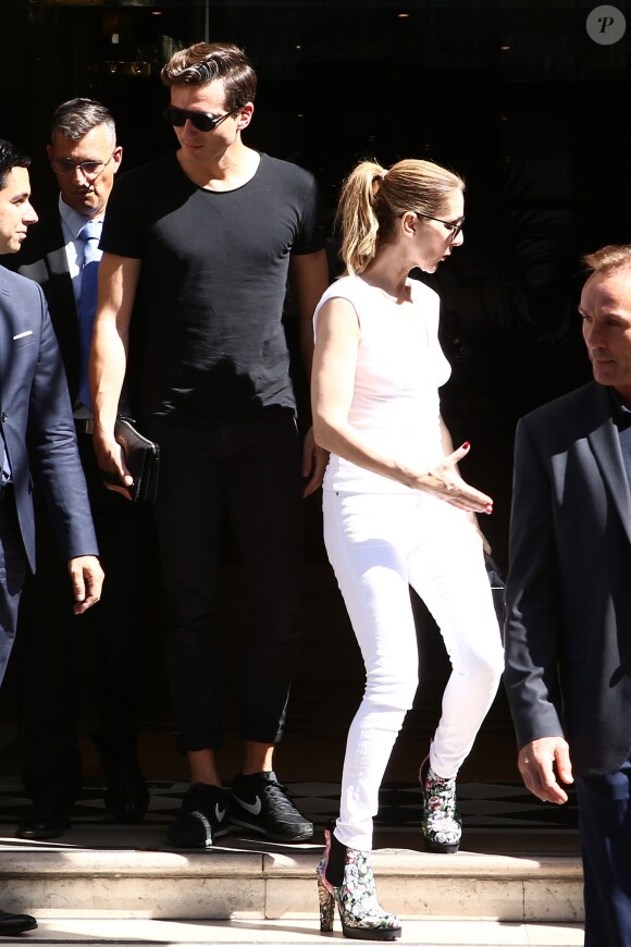 Exclusif - Céline Dion et son danseur Pepe Munoz sont allés déjeuner à l'hôtel Raphael, ils ont été invités par le nouveau directeur (ancien directeur de l'hôtel Royal Monceau). Ensuite Céline et Pepe sont allés faire du shopping chez Chanel et Tom Ford avant de revenir à l'hôtel Royal Monceau à Paris, France, le 7 août 2017.