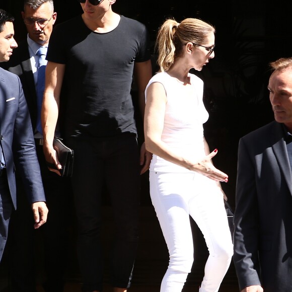 Exclusif - Céline Dion et son danseur Pepe Munoz sont allés déjeuner à l'hôtel Raphael, ils ont été invités par le nouveau directeur (ancien directeur de l'hôtel Royal Monceau). Ensuite Céline et Pepe sont allés faire du shopping chez Chanel et Tom Ford avant de revenir à l'hôtel Royal Monceau à Paris, France, le 7 août 2017.
