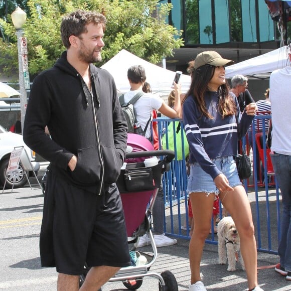 Joshua Jackson se balade avec une jolie inconnue (qui n'est autre que Shafia West) au farmer's market à Studio City, le 19 août 2017