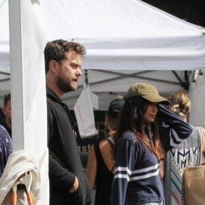 Joshua Jackson se balade avec une jolie inconnue au farmer's market à Studio City, le 19 août 2017